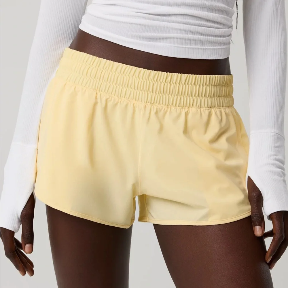 Offline By Aerie 2" Hot Stuff Shorts Butter Yellow Medium Lightweight Gym Run - Picture 1 of 8